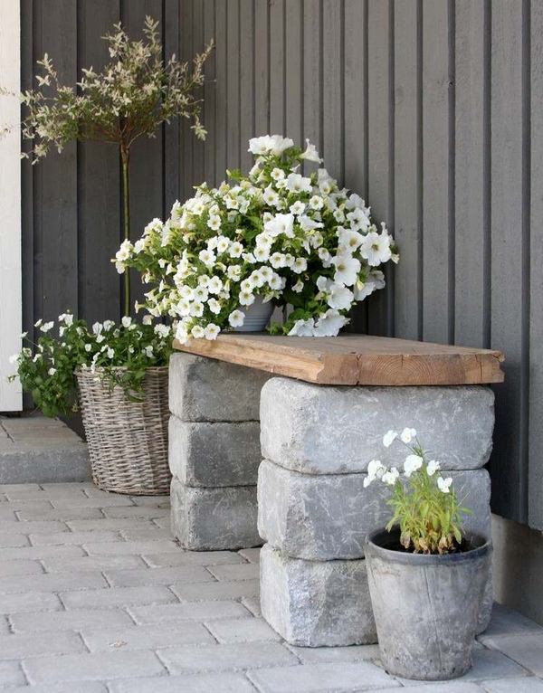 small-garden-bench-DIY-cinder-blocks-wood-slat