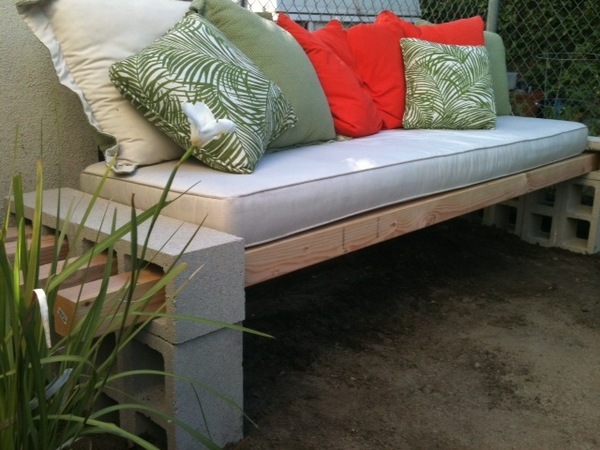 small-outdoor-bench-DIY-ideas-cinder-blocks-wood-colorful-cushions