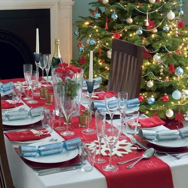 xmas table decorations red runners blue christmas cracker jokes snowflakes