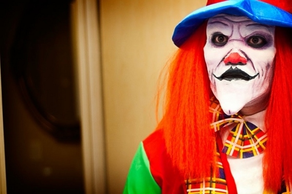 Creepy clown halloween makeup DIY ideas red wig