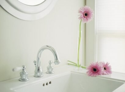 Effective-bathroom-cleaning-tips-how-to-clean-sink-surface
