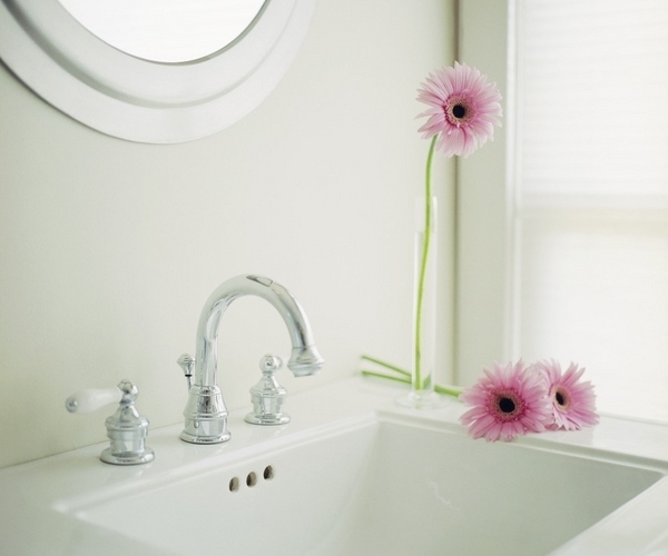 Effective-bathroom-cleaning-tips-how-to-clean-sink-surface