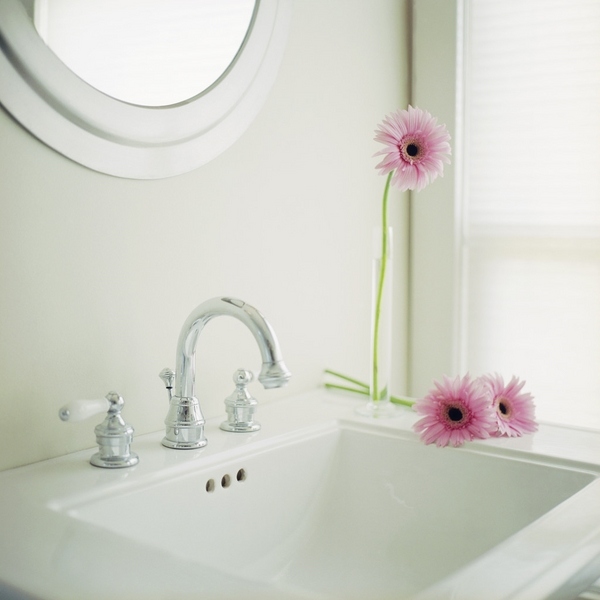 Effective-bathroom-cleaning-tips-how-to-clean-sink-surface