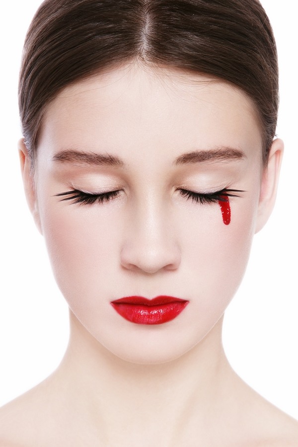 Simple Halloween makeup ideas DIY halloween make up blood eye