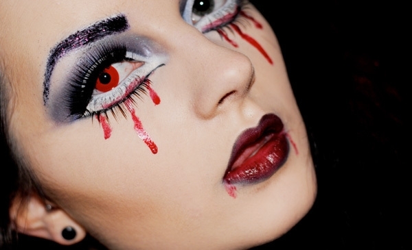 Simple Halloween makeup ideas DIY last minute halloween makeup red contact lenses bloody tears Simple Halloween makeup ideas DIY last minute halloween makeup bloody tears