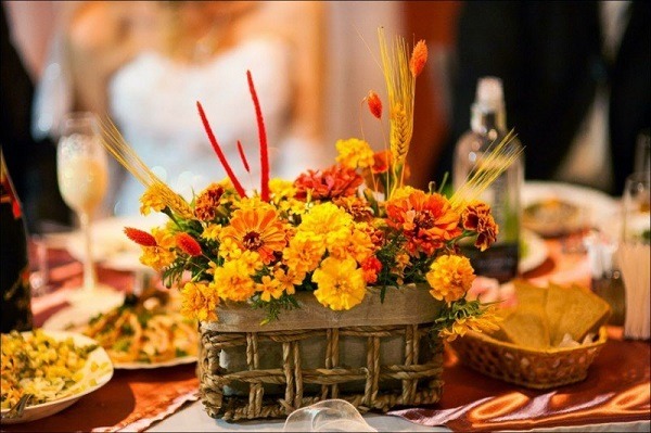 autumn table decoration ideas centerpiece ideas basket flowers yellow 