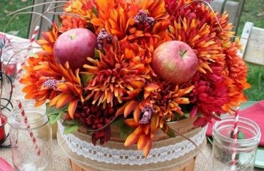 autumn-table-decoration-natural-materials-flower-arrangement-apples-burlap-lace