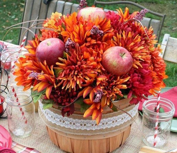 autumn-table-decoration-natural-materials-flower-arrangement-apples-burlap-lace