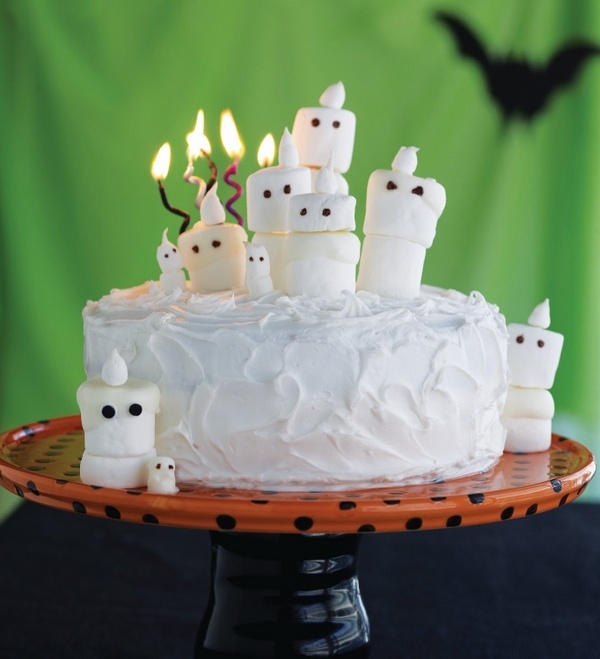 cute-halloween-cakes-ideas-white-cake-marshmallow-candies