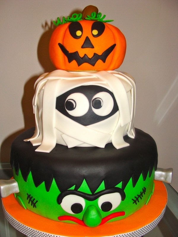 fun-Halloween-cake-decorations-mummy-pumpkin