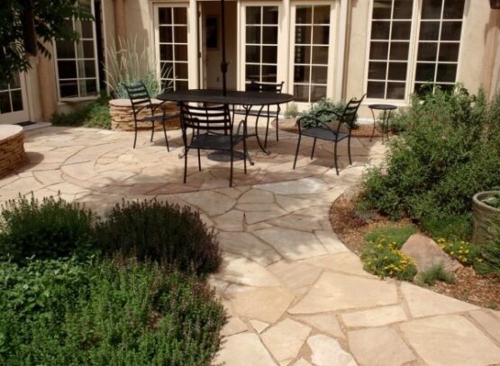 modern-patio-design-stone-pavers-wrought-iron-garden-furniture