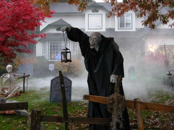 Scary Halloween decorations – how to make a creepy décor in your home