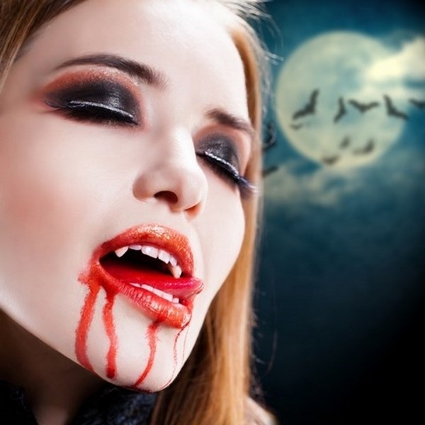 scary-halloween-makeup-ideas-vampire-artificial-vampire-teeth-fake-blood