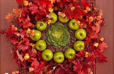 Autumn-wreath-ideas-DIY-maple-leaves-apples-front-door-wreath-ideas