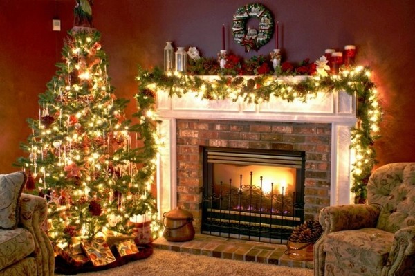 Christmas-decoration-ideas-fireplace-mantelpiece-garland-lights 