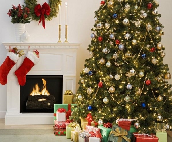 Christmas decoration-tips-fireplace-mantel-ideas-stockings-wreath c