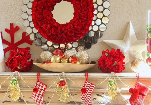 Christmas-mantel-decor-ideas-christmas-wreath-stockings-tree-ornaments