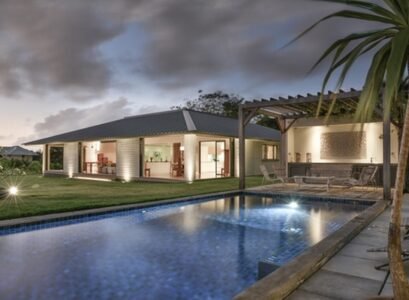 Contemporary-family-home-courtyard-house-design-outdoor-swimming-pool