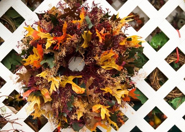 DIY autumn wreath ideas natural materials colorful tree leaves