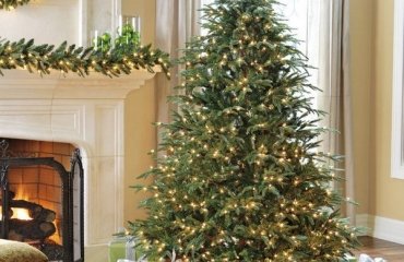 Fabulous-Christmas-decoration-ideas-pre-lit-Christmas-tree-mantel-garland