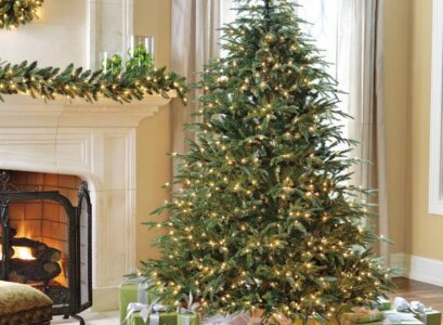 Fabulous-Christmas-decoration-ideas-pre-lit-Christmas-tree-mantel-garland