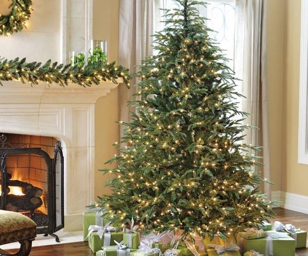 Fabulous-Christmas-decoration-ideas-pre-lit-Christmas-tree-mantel-garland