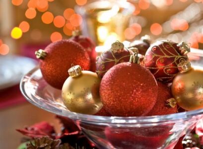 Last-minute-Christmas-table-centerpiece-ideas-glass-bowl-red-gold-tree-ornaments