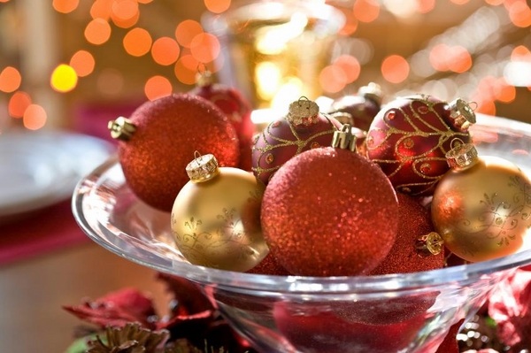 Last minute Christmas table centerpiece ideas glass bowl red gold balls