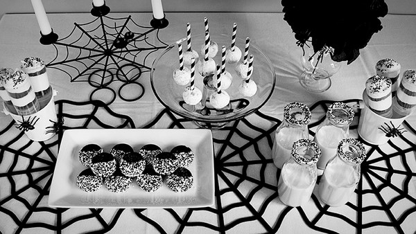 black and white table decor