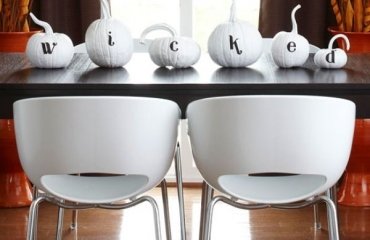 Modern-Halloween-decoration-ideas-black-white-theme-decor-white-pumpkins-black-table