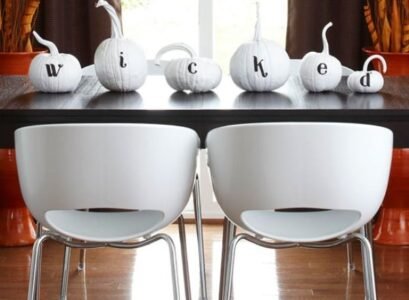 Modern-Halloween-decoration-ideas-black-white-theme-decor-white-pumpkins-black-table