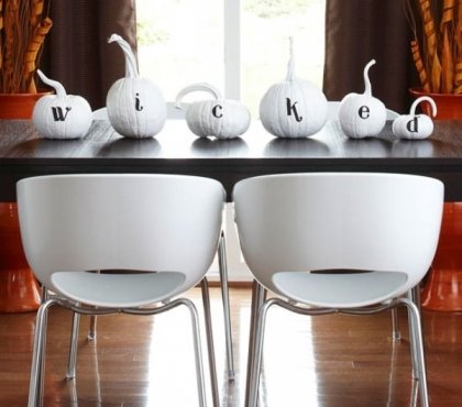Modern-Halloween-decoration-ideas-black-white-theme-decor-white-pumpkins-black-table