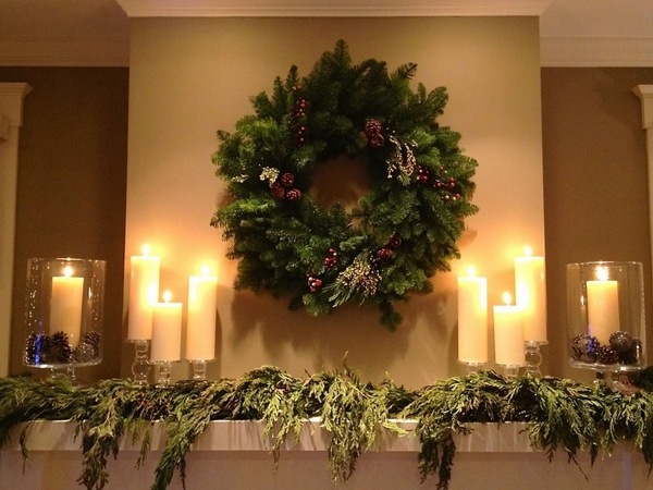 Simple-Christmas-mantel-decor-ideas-evergreens-garland-candles 