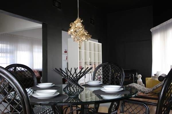 black-wall-color-dining chairs glass table 