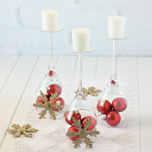 table decoration ideas elegant centerpiece glasses red ornaments snowflakes