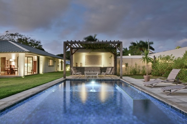 courtyard-house-design-by-Rethink-Studio-outdoor-swimming-pool-pergola