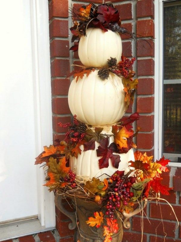 creative thanksgiving decoration pumpkins autumn leaves front door