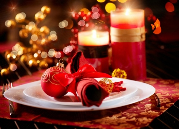 elegant christmas table decor ideas red white table setting fold accents candles 