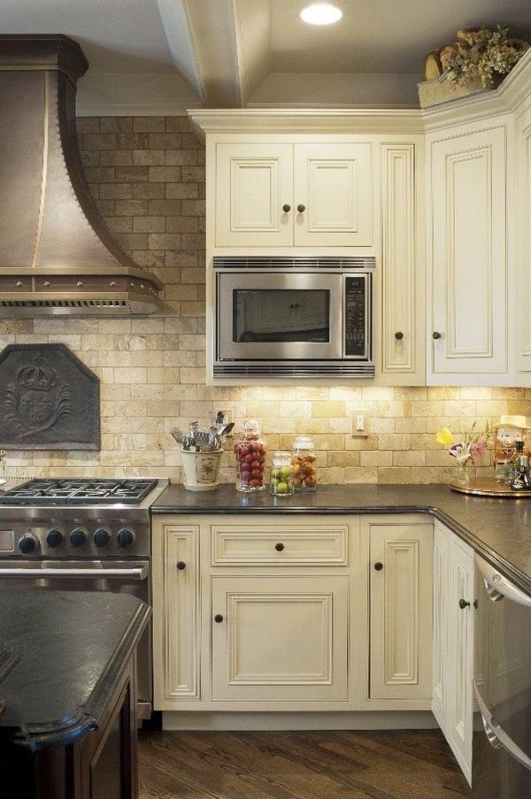 Travertine tile backsplash ideas in exclusive kitchen designs