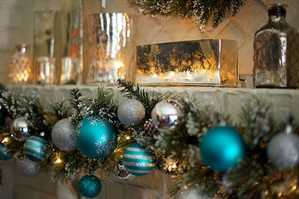 modern-Christmas-mantel-decor-ideas-silver-blue-ornaments 