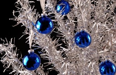 silver-blue-christmas-decoration-ideas-aluminum-tree-blue-balls