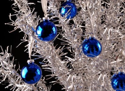 silver-blue-christmas-decoration-ideas-aluminum-tree-blue-balls