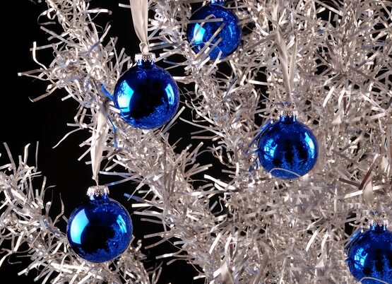 silver-blue-christmas-decoration-ideas-aluminum-tree-blue-balls