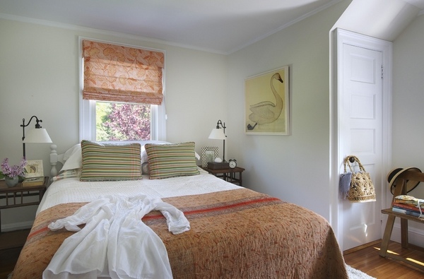 small-bedroom-narrow-nightstand-designs-bedside-lamps