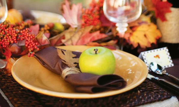 thanksgiving table setting table decoration natural materials apple autumn leaves