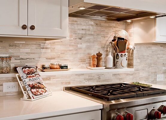 travertine-tile-backsplash-ideas-stylish-kitchen-design-white-cabinets