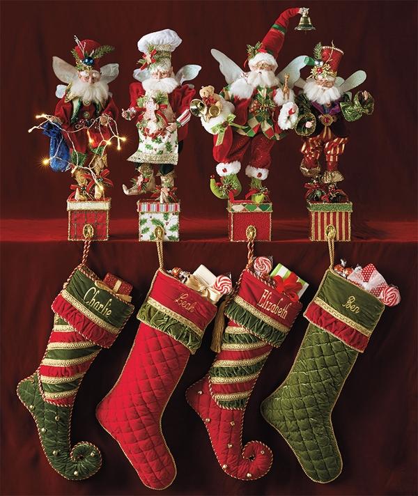 Christmas-decoration-ideas-stocking-holders-ideas-santa-statuettes 