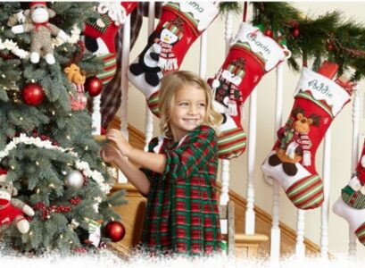 Christmas-stocking-holders-staircase-decoration-ideas-garlands