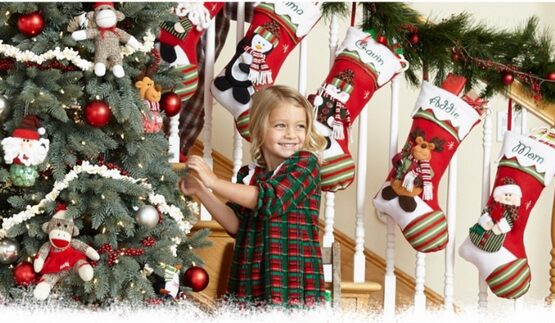 Christmas-stocking-holders-staircase-decoration-ideas-garlands