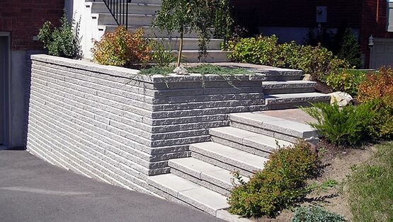 Concrete-blocks-retaining-walls-design-ideas-front-yard-landscaping-ideas
